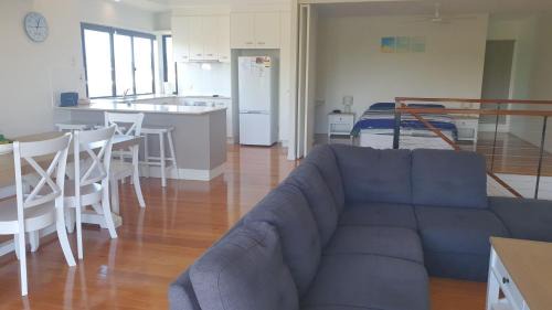 Rainbow Beach Apartment | Rainbow Surf 1 - Rainbow Beach - Aircon - pool - walk to beach - Wifi