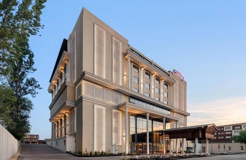 Rajbagh Hotel | Ramada Encore by Wyndham Rajbagh Srinagar