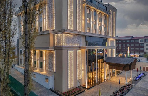 Rajbagh Hotel | Ramada Encore by Wyndham Rajbagh Srinagar