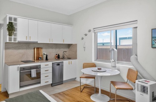 North Bondi Apartment | Ramsgate Nook Steps to Bondi Beach and Local Cafs