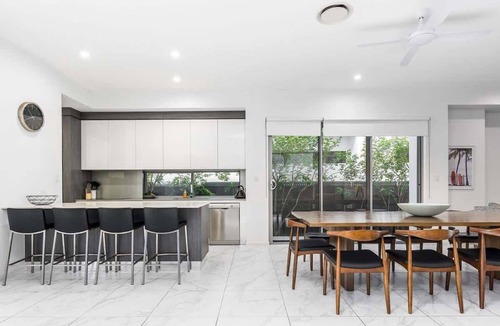 Broadbeach Waters House | Ray of Sunshine Broadbeach Retreat alfresco dining