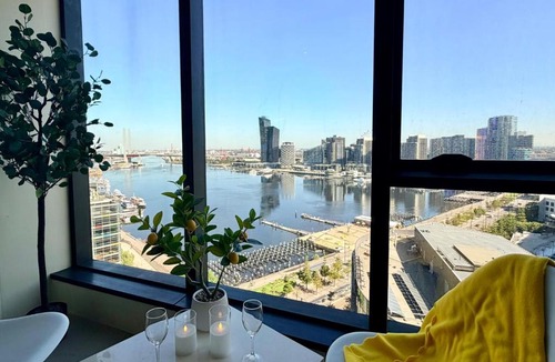 Docklands Apartment | Readyset Apartments at Stadium South