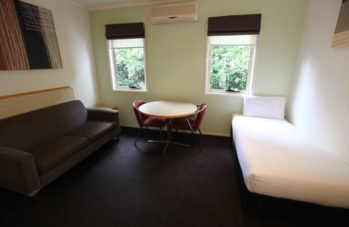 Woombye Hotel | Red Bridge Motor Inn