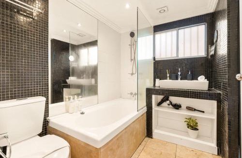 Redfern Apartment | Redfern 3BR Family Stay with Parking & Patio