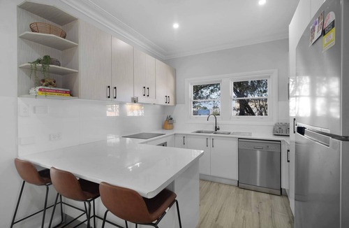 Dubbo House | Regal House - Modern Family Retreat, Pets Allowed