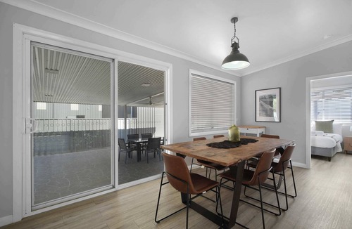 Dubbo House | Regal House - Modern Family Retreat, Pets Allowed