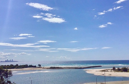 Currumbin Apartment | Relaxing Coastal Retreat with Ocean Views