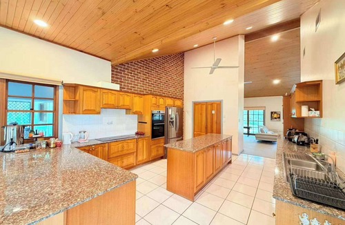 Worrigee House | Relaxing Queen + Single Country Room
