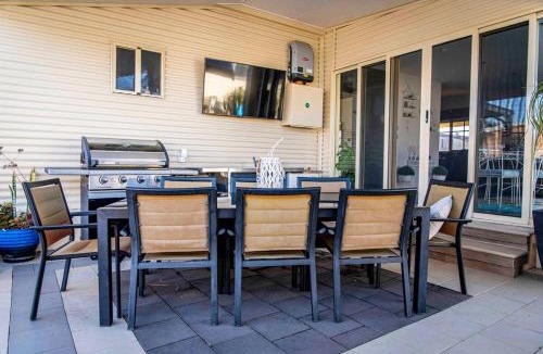 Broken Hill House | Resort on Morgan with Beautiful Private Pool, Pet Friendly