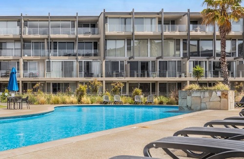 Torquay Apartment | Resort Studio with Pool and Spa Access walk to the Beach and local Cafes