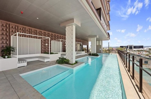 Mermaid Beach Apartment | Resort-Style 2BR Study Parking