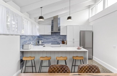 Barwon Heads Apartment | Retreat on Hitchcock; 3 bedroom, 2 bathroom, pet friendly, central Barwon Heads w Parking