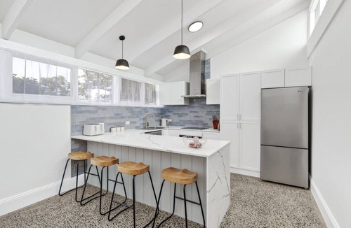 Barwon Heads Apartment | Retreat on Hitchcock; 3 bedroom, 2 bathroom, pet friendly, central Barwon Heads w Parking