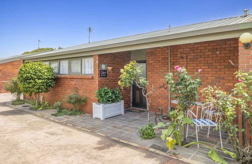 Barwon Heads Apartment | Retreat on Hitchcock; 3 bedroom, 2 bathroom, pet friendly, central Barwon Heads w Parking