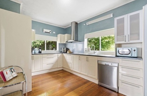 Taroona House | Retro Haven with River Views