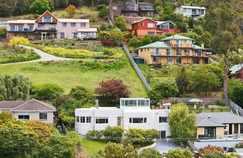 Taroona House | Retro Haven with River Views