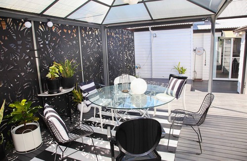 Cessnock Cottage | Retro Hidden Gem with Deck & BBQ, 10 mins To Wineries