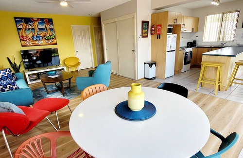 Port Macquarie Apartment | Retro Metro - great location, walk to town and main beach!