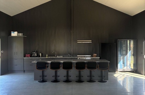 Torrumbarry House | River Lodge – Waterfront Stay with Private Jetty | Near Echuca