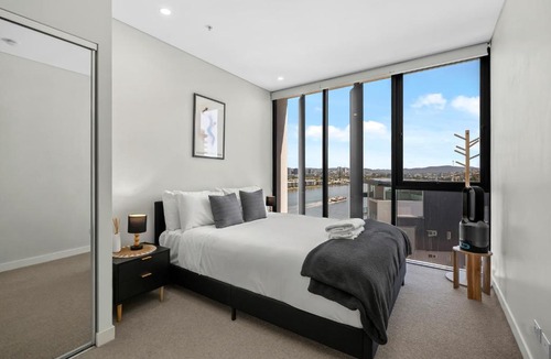 Hamilton Apartment | River View 1BR with Amazing Rooftop Pool & Parking