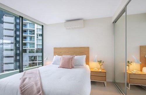 Hamilton Apartment | 'Riverfront Flow' Poolside and Portside in Hamilton