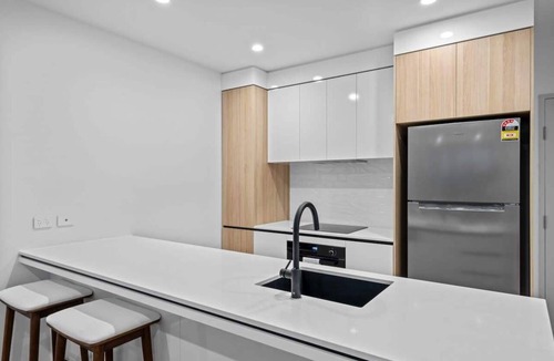 Surfers Paradise Apartment | Riverview Retreat Pet-Friendly Apt + Pool/Parking
