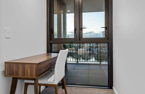 Surfers Paradise Apartment | Riverview Retreat Pet-Friendly Apt + Pool/Parking