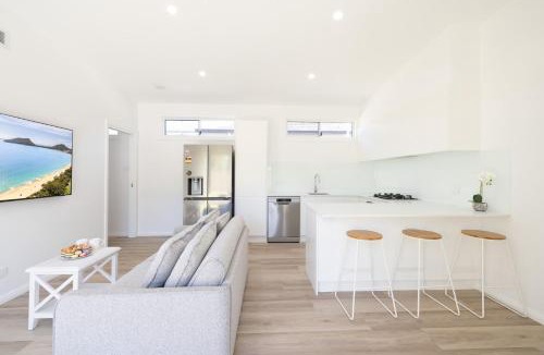 Anna Bay House | Robinson Retreat with Beach Bungalow, 3 Robinson St - air con, 2 kitchens, 6 bedrooms, 4 bathrooms