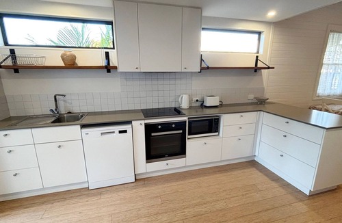 South West Rocks Cottage | Rockleigh - walk to the beach