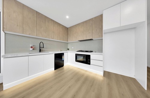 Wallan House | Romantic Mountain View with Lakeside living
