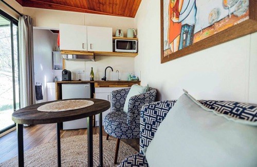 Lidster Cabin | Romantic tiny house escape amongst wineries & MTB Trails. Fire Pit, Creekside