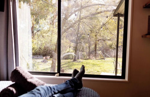 Lidster Cabin | Romantic tiny house escape amongst wineries & MTB Trails. Fire Pit, Creekside