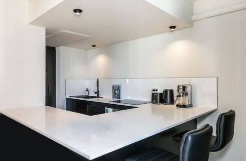 Darlinghurst Apartment | Rooftop Pool & Hyde Park Views: Renovated 14th Floor 1BR: CBD walk, gym, sauna