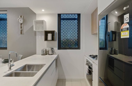 West End Apartment | Rooftop Pool & View! Stylish 2-Bed w/Ducted A/C