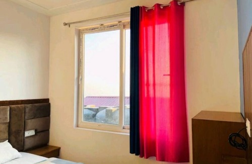 The Mall Road Hotel | Room 5 - Hill view Doon view city view
