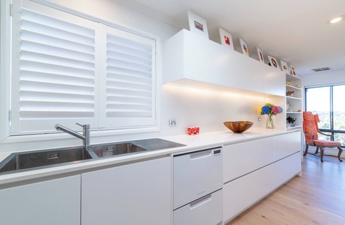 Clontarf House | Roomy Duplex with water views. Steps away from Castle Rock Beach