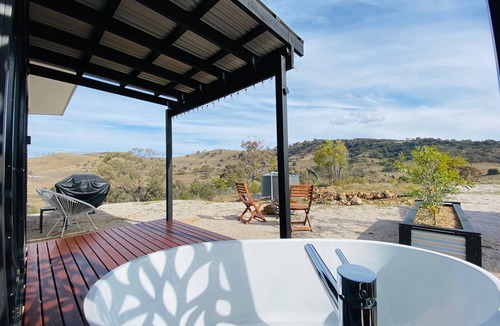 Grattai Cabin | Rose Quartz - Scenic outdoor bath ideal for a romantic couples weekend!