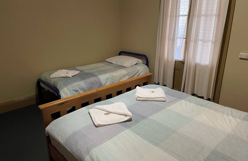 Yeoval Hotel | Royal Hotel
