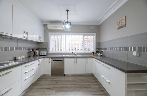 Dubbo House | Roycox Cottage. Fireplace & Yard. Walk to Cafés.