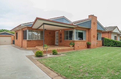 Dubbo House | Roycox Cottage. Fireplace & Yard. Walk to Cafés.