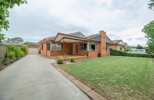 Dubbo House | Roycox Cottage. Fireplace & Yard. Walk to Cafés.