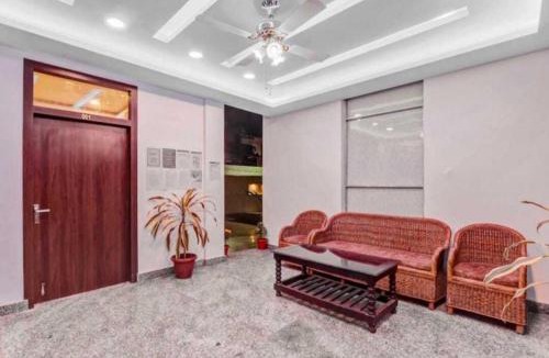 Indira Nagar Hotel | RROOMS Hotel Yamuna Palace