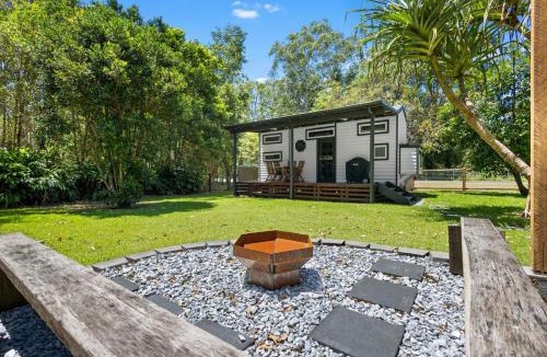 Palmwoods House | Rural Oasis - Tiny Home 2BR Cabin & Outdoor Firepit Experience