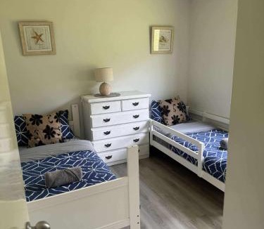 Landsborough House | Rural Self Contained 3 bedroom Cottage on acreage,