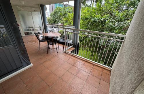 South Brisbane Apartment | Russell Place Spacious 2BR Apartment Balcony&Garag