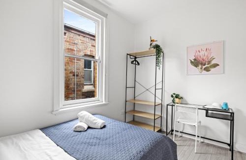 Kensington House | Rustic Double Room - Central Location in Kensington - Shared Bathroom