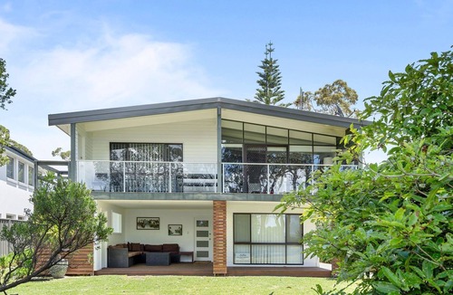 Vincentia House | Sabia Beach House by Book Jervis Bay - Beachfront - Sleeps 6
