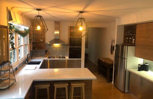 Bowral House | Sage Manor - Sleeps 10 - Multiple Living Spaces