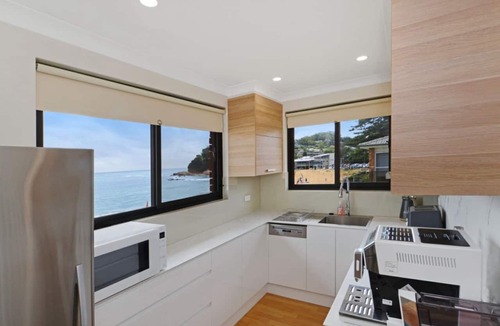 Avoca Beach Apartment | Sandy Cheeks - Sunny Beachfront Location