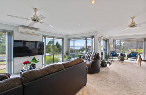 Eden Cottage | Sapphire Belle: Views and boat Parking